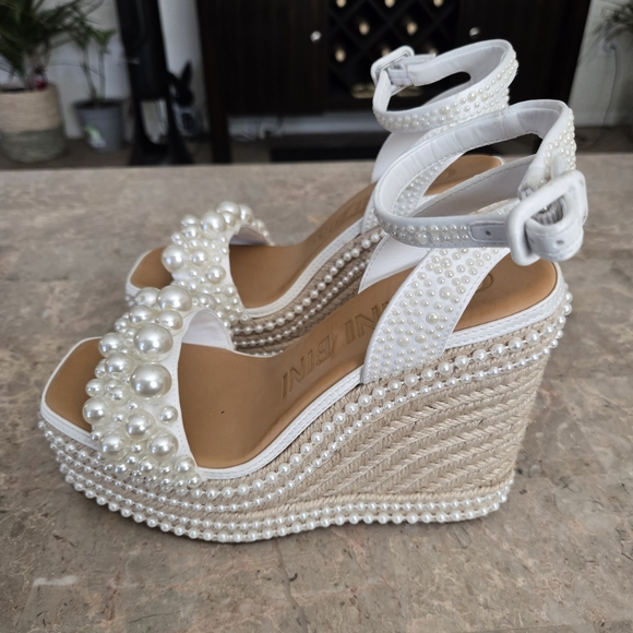 Gianni BiniSavanna Pearl Ornamented Platform Wedge Sandals. Size 6.5 - Picture 1 of 8